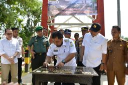 Jembatan gantung diresmikan, Pj Bupati Aceh Besar ajak masyarakat rawat fasilitas