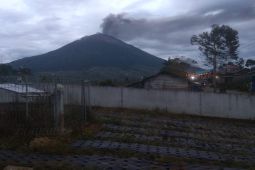 Gunung Kerinci kembali erupsi keluarkan abu setinggi 900 meter