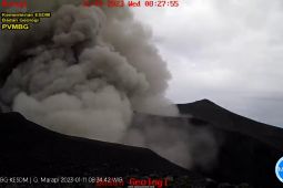 Gunung Marapi di Sumatera Barat erupsi setinggi 800 meter