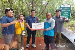 Pertamina serahkan bantuan untuk desa ekowisata mangrove
