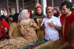 Adaro inisiasi festival anyaman pertama di Barsel
