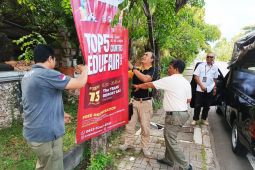 Satpol PP Denpasar copot spanduk dan baliho kedaluwarsa