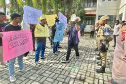 Mahasiswa berunjuk rasa do Kantor Bupati Aceh Barat
