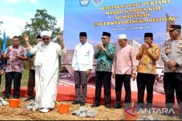 Habib Al-Ali Keturunan Nabi Muhammad pimpin peletakan batu pertama Masjid Kampus Kite "Al-Madaniah" UBB