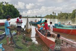 Mukomuko beri bantuan mesin tempel dan baju pelampung bagi nelayan