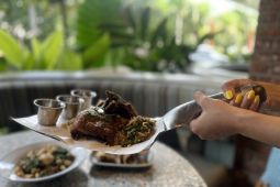 Tempat makan unik dengan piring bentuk sekop di restoran ala taman bunga Eropa