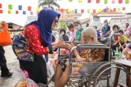 150 paket Imlek diberikan kepada warga kurang mampu