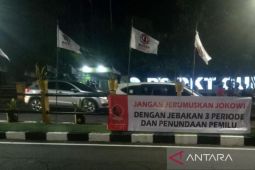 Spanduk tolak presiden tiga periode bertebaran di Surabaya