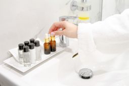 Jaga kelembaban kulit dengan skincare yang mengandung hyaluronic acid setiap hari