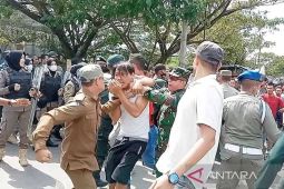 Warga dan Satpol PP bentrok, seorang ditangkap