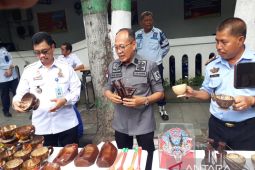 Kakanwil Kemenkumham Jatim apresiasi kerajinan tangan warga binaan Lapas Kediri