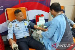 Imigrasi Kemenkumham Babel sumbangkan 35 kantong darah ke PMI