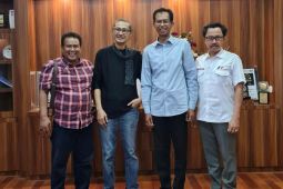 Mus Mujiono konser di Surabaya pada akhir Februari