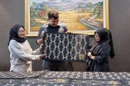 Amore Collections kenalkan produk karpet terbaru perpaduan warna emas dan hitam