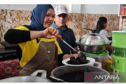 Seafood cumi goreng hitam kuliner Babel sambut perayaan Imlek 2574