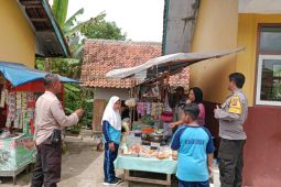 Kepolisian cek kondisi jajanan makanan di lingkungan sekolah di Tasikmalaya
