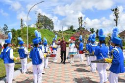 Atraksi pelajar meriahkan peresmian bendungan oleh Presiden Jokowi di  Minahasa
