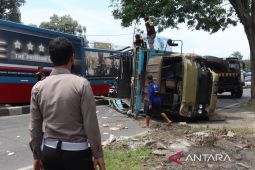 Truk terguling di Jombang