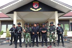 Polri dan TNI patroli bersama di kelenteng Pontianak jelang Hari Raya Imlek