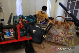 Produksi kerajinan tas batik