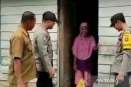 Polisi  bantu sembako warga kurang mampu di Asahan