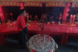 Masyarakat memadati Vihara Dharma Bakti Petak Sembilan