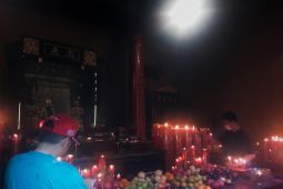 Warga Tionghoa Pangkalpinang gunakan masker rayakan Imlek