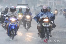 Hujan deras dan angin kencang diprakirakan terjadi di Jatim