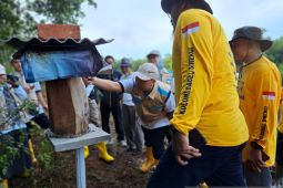 GM PLN UIW Babel Serahkan Bantuan Usaha YBM PLN kepada KUC Koloni Lebah Madu