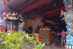 Warga padati Vihara Avalokitesvara Banten di tahun baru Imlek