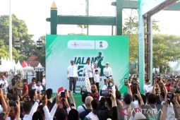 Presiden dan Ibu Negara jalan sehat bersama warga di Solo pada rangkaian Pekan Olahraga NU