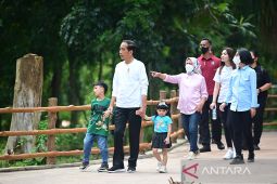 Presiden Jokowi dan Ibu Negara ajak Jan Ethes dan La Lembah kunjungi Solo Safari