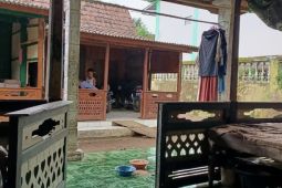 Rumah tabing tongkok dan tradisi "kajhegen" di Situbondo