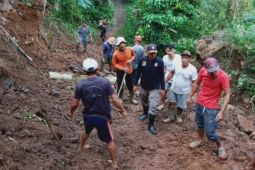 Masyarakat Buleleng gotong royong bersihkan material longsor yang menutup jalan