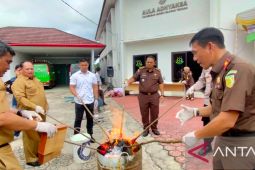 Kejari Bangka Tengah musnahkan barang bukti 48 perkara