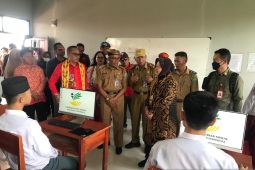 Menteri Risma beri bantuan penunjang sekolah di Krayan