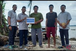 Rusak Dihantam Cuaca Ekstrem, PT Timah Tbk Bantu Pembangunan Pondok Nelayan di Tanjung Niur