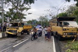 Truk tabrak truk di Balangan kernet alami patah kaki