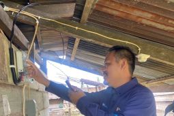 PLN  aliri listrik rumah  masyarakat kurang mampu di Halmahera Tengah