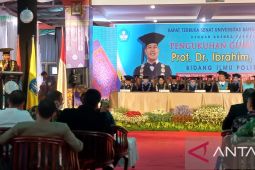 Profesor Ibrahim sampaikan problematika politik identitas dalam pidato pengukuhan