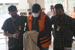 DPO KPK Ayah Merin dibawa naik minibus ke Bandara SIM, diberangkatkan ke Jakarta