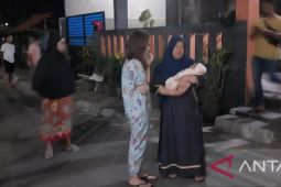 Warga temukan tas kresek berisi bayi laki-laki