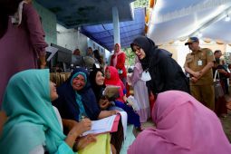 Menginap di Desa Watukebo, Bupati Banyuwangi geber layanan hingga malam hari