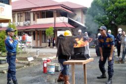 Poliban trains students firefighting skill