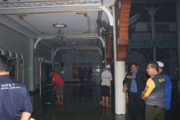 Bupati Tanjab Barat tinjau kondisi Masjid Agung  terdampak banjir Rob