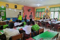 Polisi Bangka Barat bagikan helm kepada siswa SD
