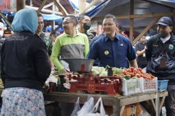 Kendalikan inflasi, Pj Wali Kota Batu AAP cek harga kebutuhan pokok