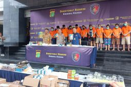 Para tersangka palsukan dan edarkan sejumlah merek obat