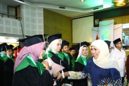 Gubernur Khofifah: Wisudawan harus miliki kemampuan atasi masalah kompleks