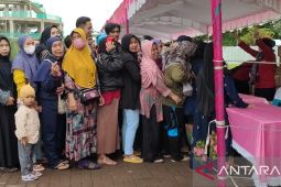Operasi pasar sembako Pemprov Kalsel diserbu warga